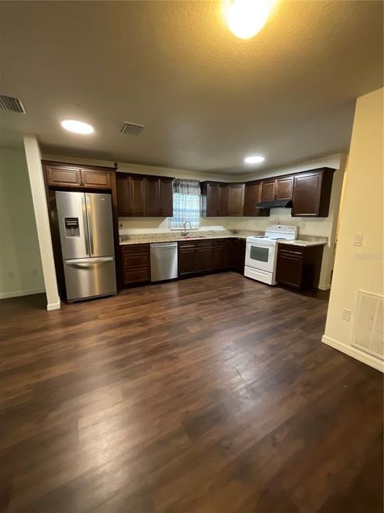 For Sale: $215,000 (2 beds, 1 baths, 1008 Square Feet)