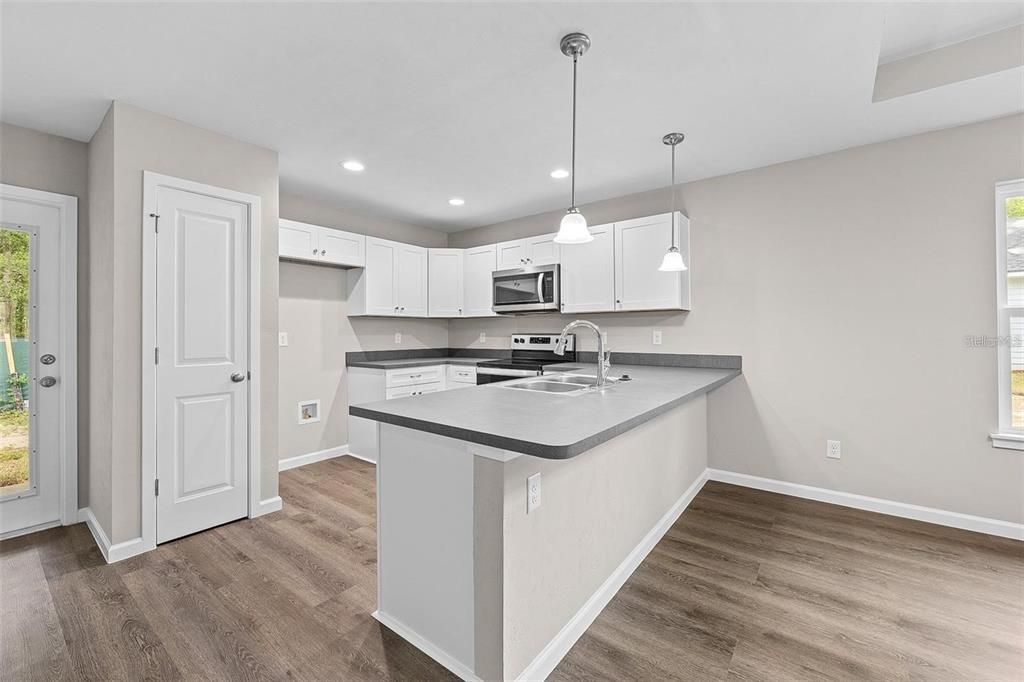 На продажу: $279,900 (3 спален, 2 ванн, 1273 Квадратных фут)