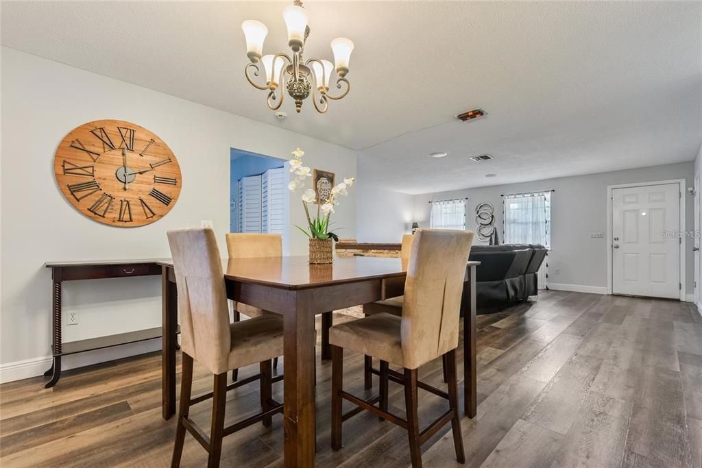 待售: $280,000 (4 贝兹, 2 浴室, 1624 平方英尺)