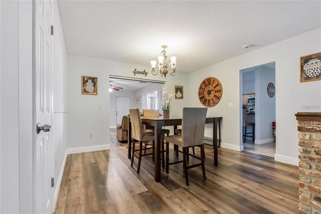 待售: $280,000 (4 贝兹, 2 浴室, 1624 平方英尺)