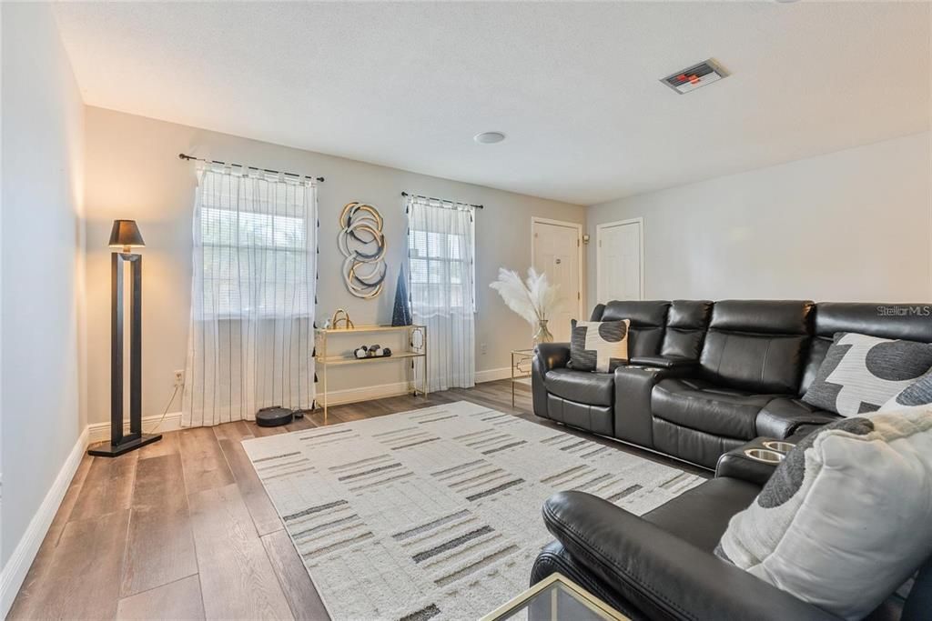 待售: $280,000 (4 贝兹, 2 浴室, 1624 平方英尺)