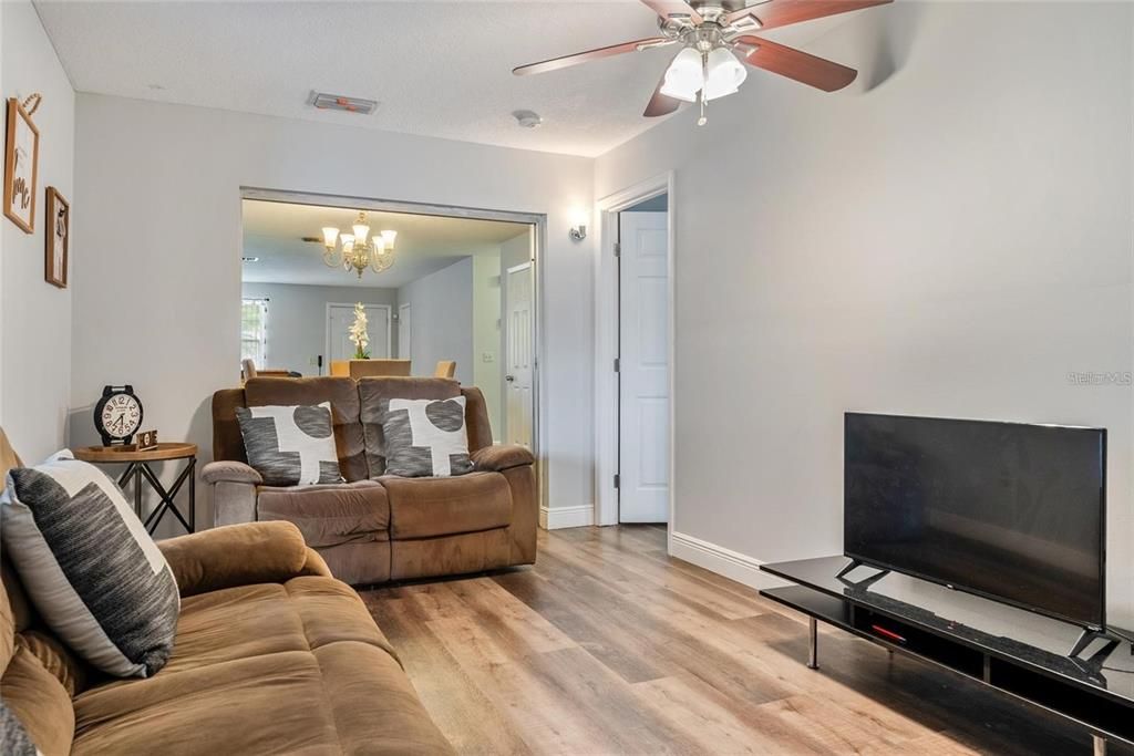 待售: $280,000 (4 贝兹, 2 浴室, 1624 平方英尺)