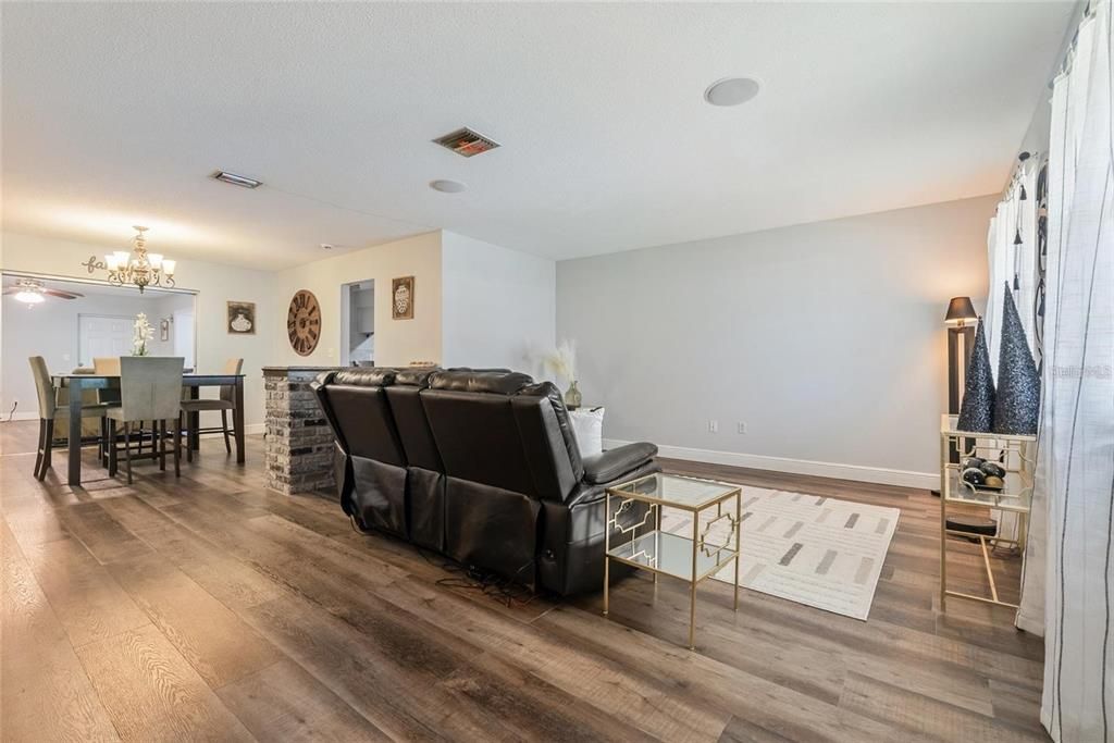 待售: $280,000 (4 贝兹, 2 浴室, 1624 平方英尺)