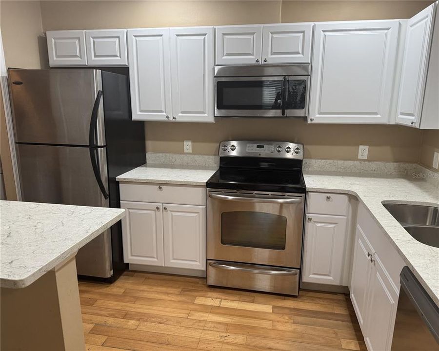 待售: $227,000 (2 贝兹, 2 浴室, 1103 平方英尺)