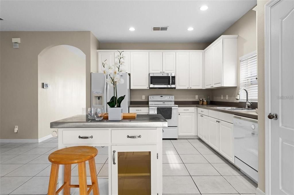 For Rent: $2,400 (3 beds, 2 baths, 1730 Square Feet)