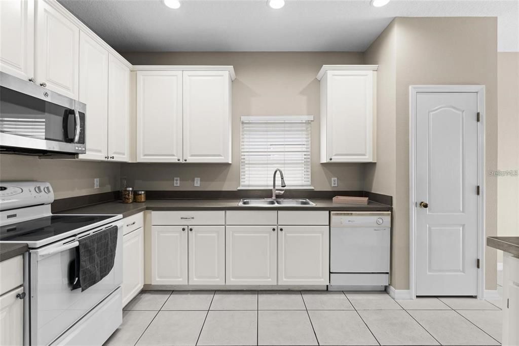 For Rent: $2,400 (3 beds, 2 baths, 1730 Square Feet)