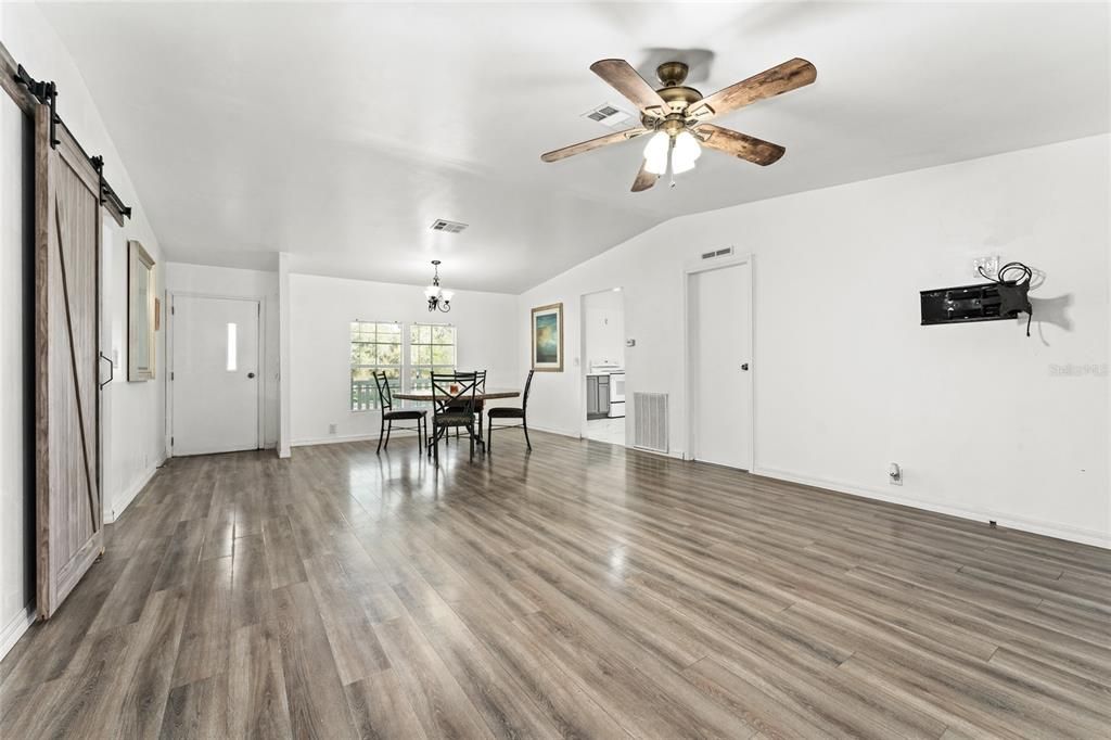 For Sale: $318,000 (3 beds, 2 baths, 1568 Square Feet)