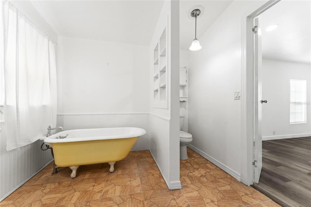 For Sale: $318,000 (3 beds, 2 baths, 1568 Square Feet)