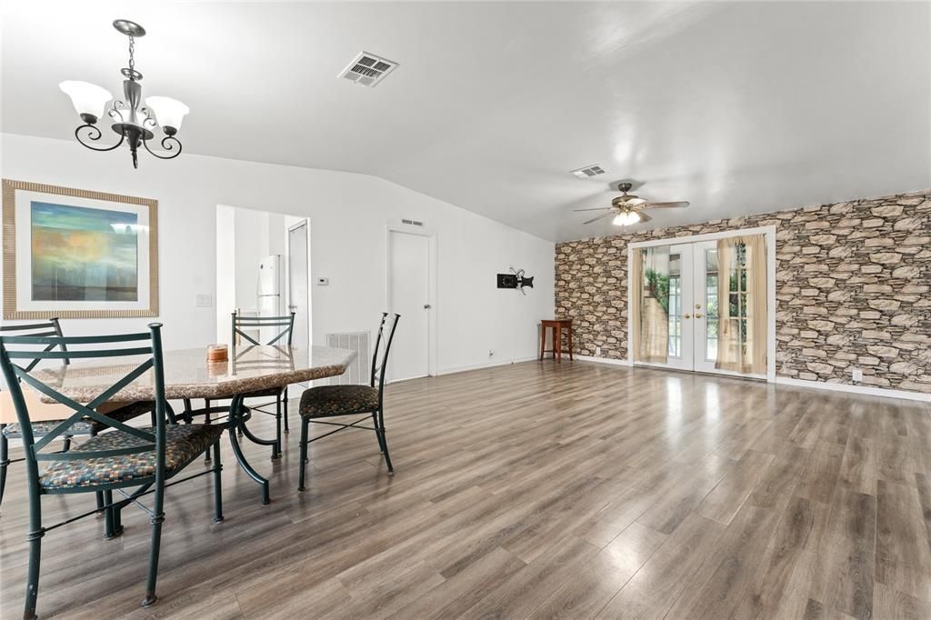 For Sale: $318,000 (3 beds, 2 baths, 1568 Square Feet)