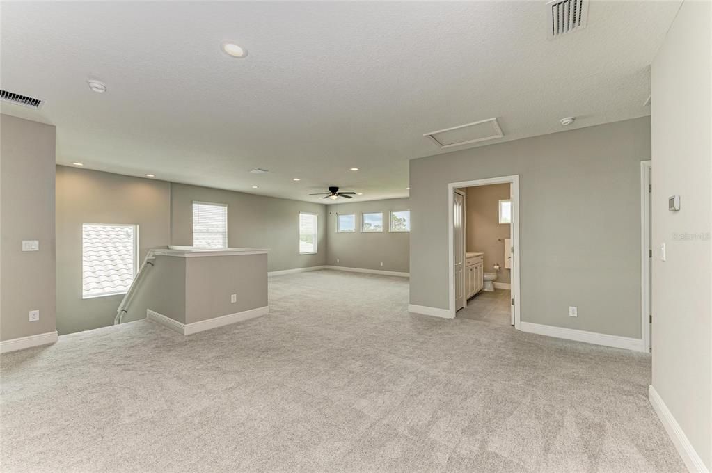 出租: $4,000 (4 贝兹, 3 浴室, 3097 平方英尺)