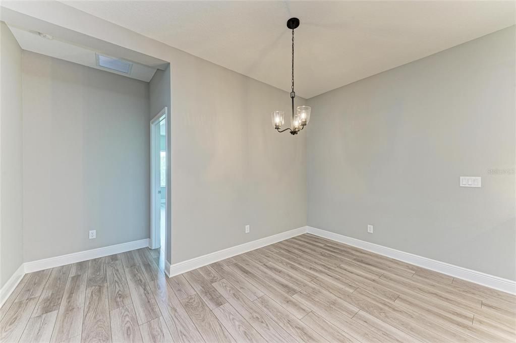 出租: $4,000 (4 贝兹, 3 浴室, 3097 平方英尺)