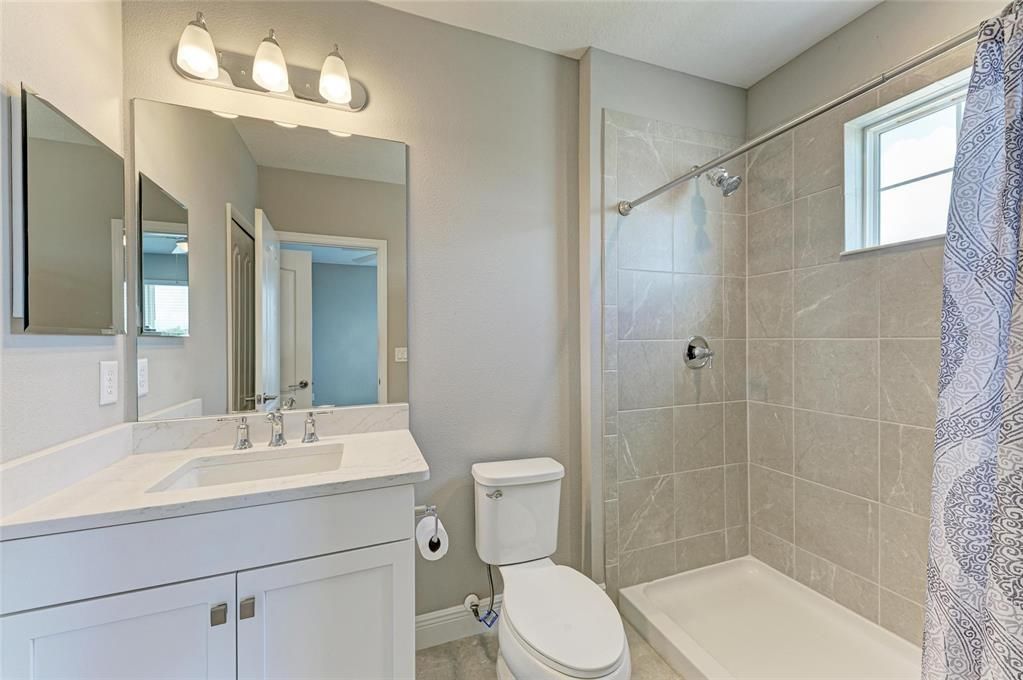 出租: $4,000 (4 贝兹, 3 浴室, 3097 平方英尺)