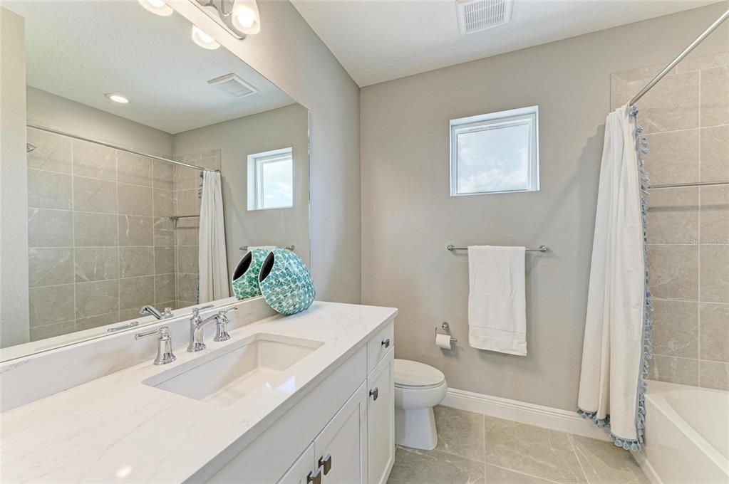 出租: $4,000 (4 贝兹, 3 浴室, 3097 平方英尺)