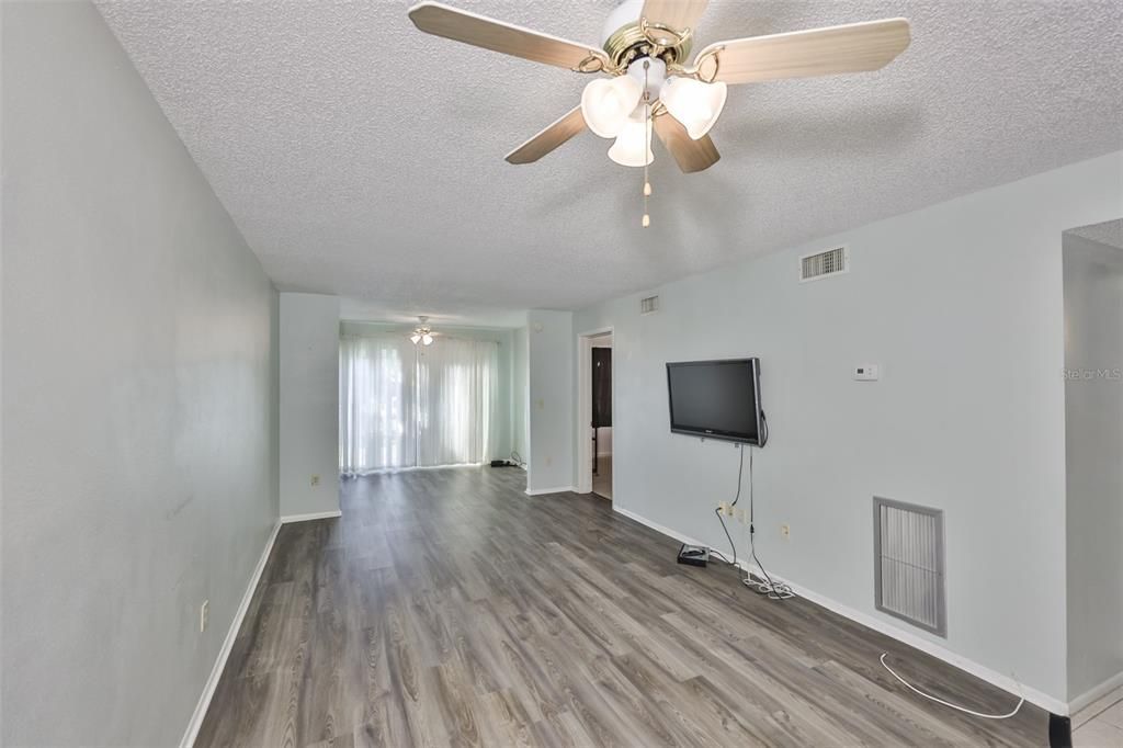 出租: $1,795 (2 贝兹, 2 浴室, 800 平方英尺)