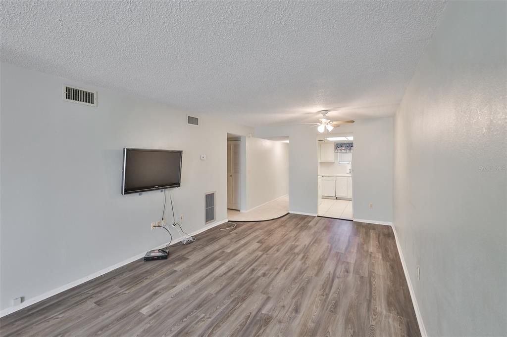 出租: $1,795 (2 贝兹, 2 浴室, 800 平方英尺)