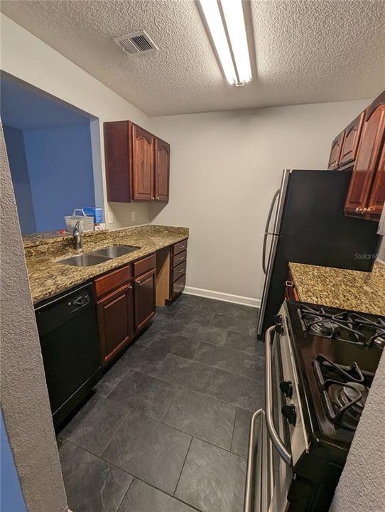 For Rent: $1,600 (3 beds, 2 baths, 993 Square Feet)