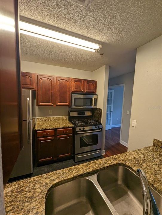 For Rent: $1,600 (3 beds, 2 baths, 993 Square Feet)