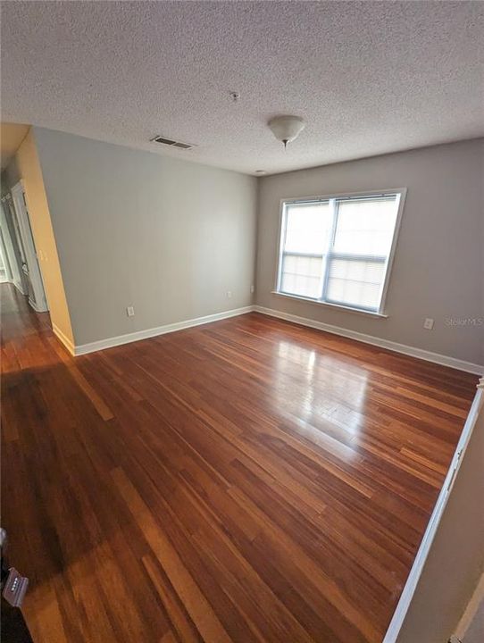 For Rent: $1,600 (3 beds, 2 baths, 993 Square Feet)