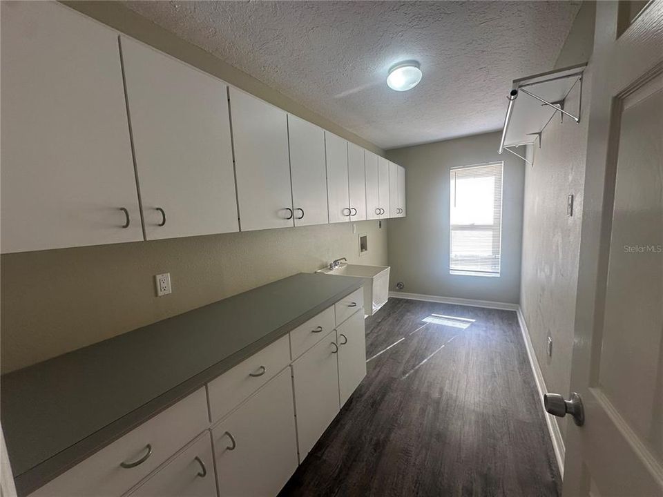 For Sale: $549,900 (4 beds, 2 baths, 2433 Square Feet)