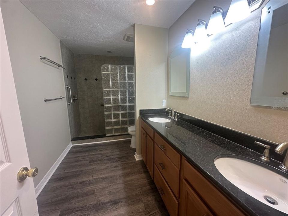 For Sale: $549,900 (4 beds, 2 baths, 2433 Square Feet)