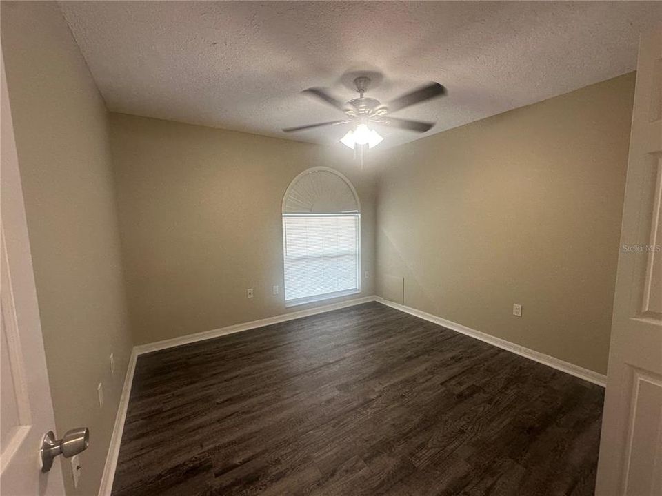 For Sale: $549,900 (4 beds, 2 baths, 2433 Square Feet)