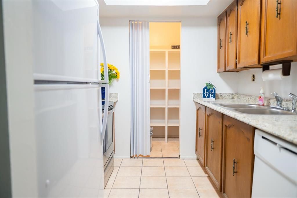 出租: $1,200 (1 贝兹, 1 浴室, 650 平方英尺)