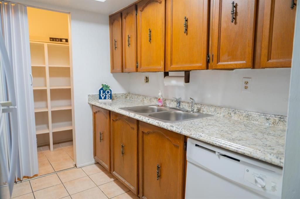 出租: $1,200 (1 贝兹, 1 浴室, 650 平方英尺)