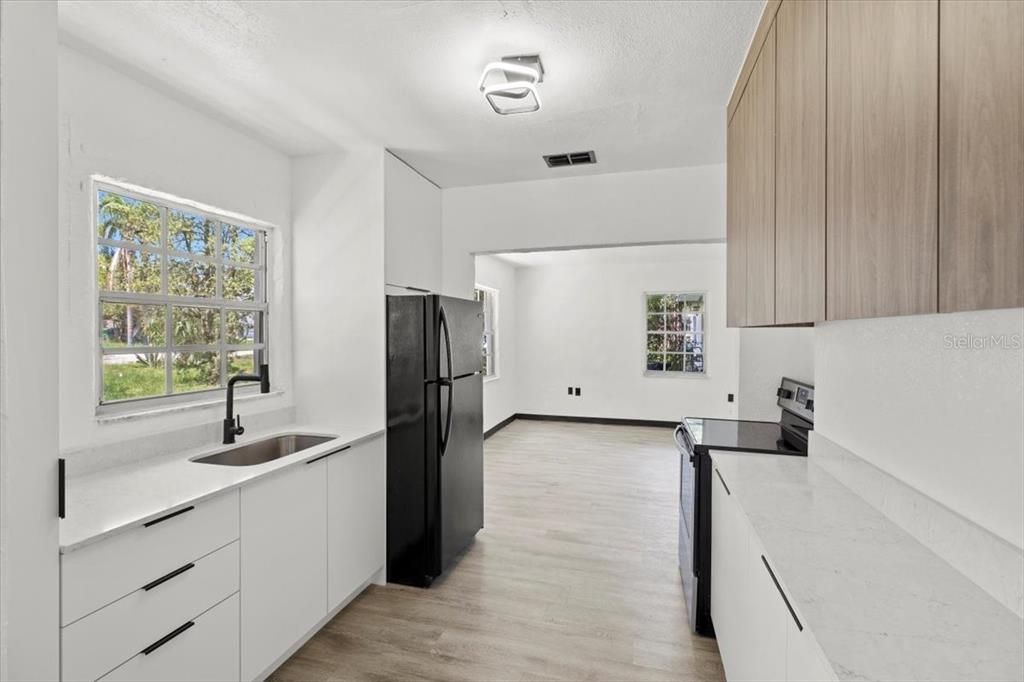 For Rent: $2,000 (3 beds, 1 baths, 736 Square Feet)