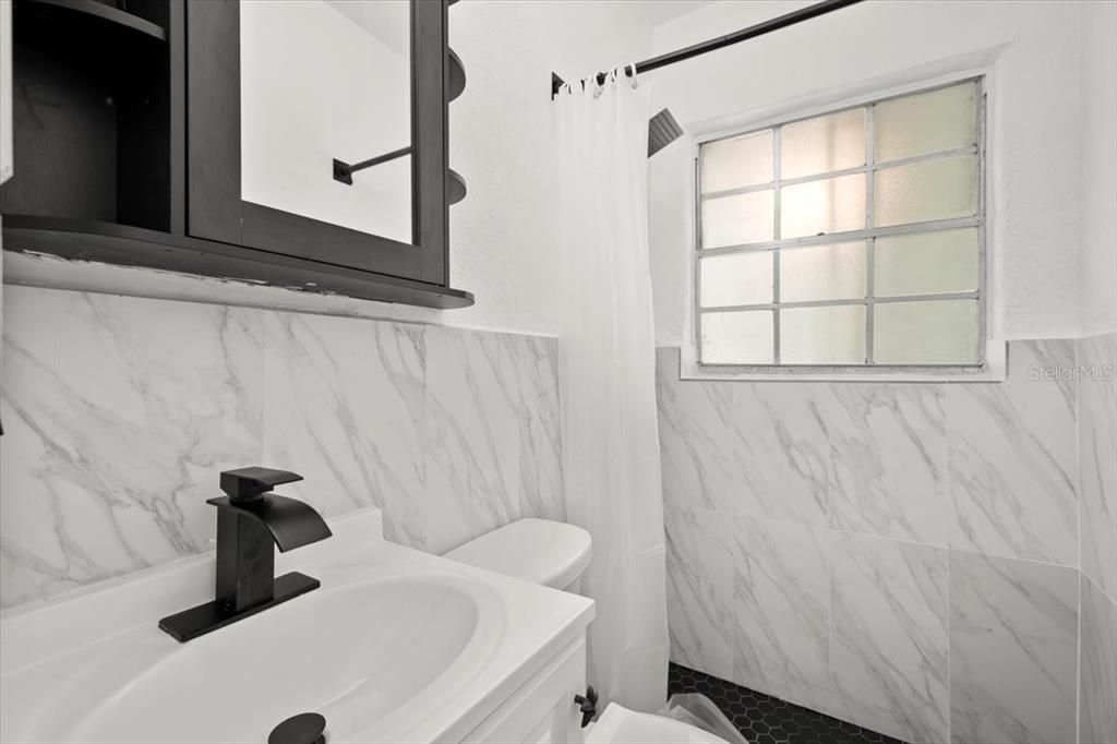 For Rent: $2,000 (3 beds, 1 baths, 736 Square Feet)