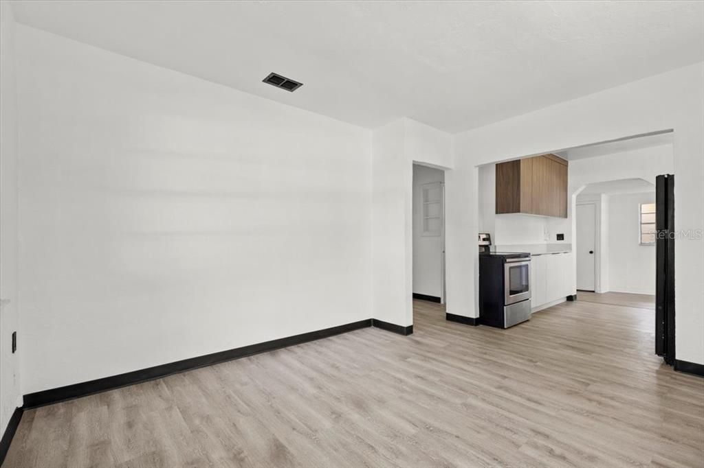 For Rent: $2,000 (3 beds, 1 baths, 736 Square Feet)