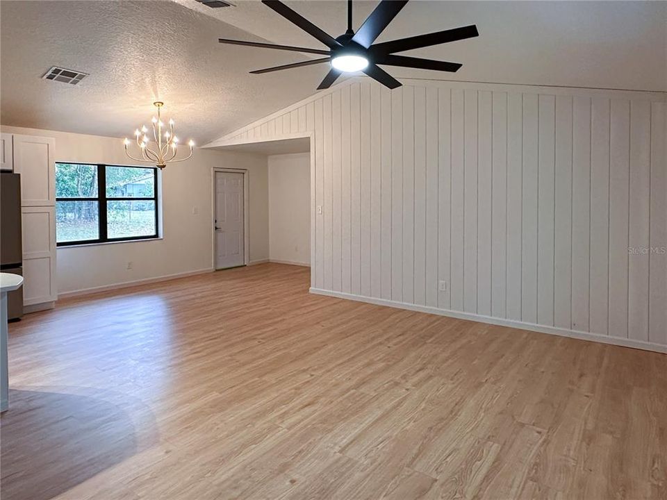 For Sale: $399,900 (3 beds, 2 baths, 1529 Square Feet)