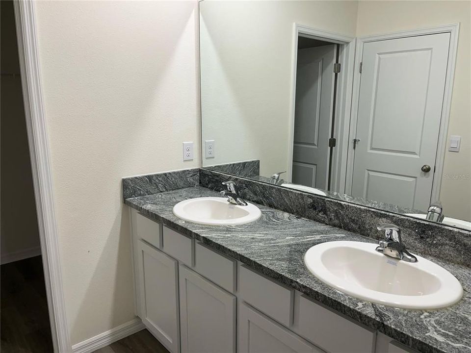 For Rent: $2,149 (3 beds, 2 baths, 1758 Square Feet)