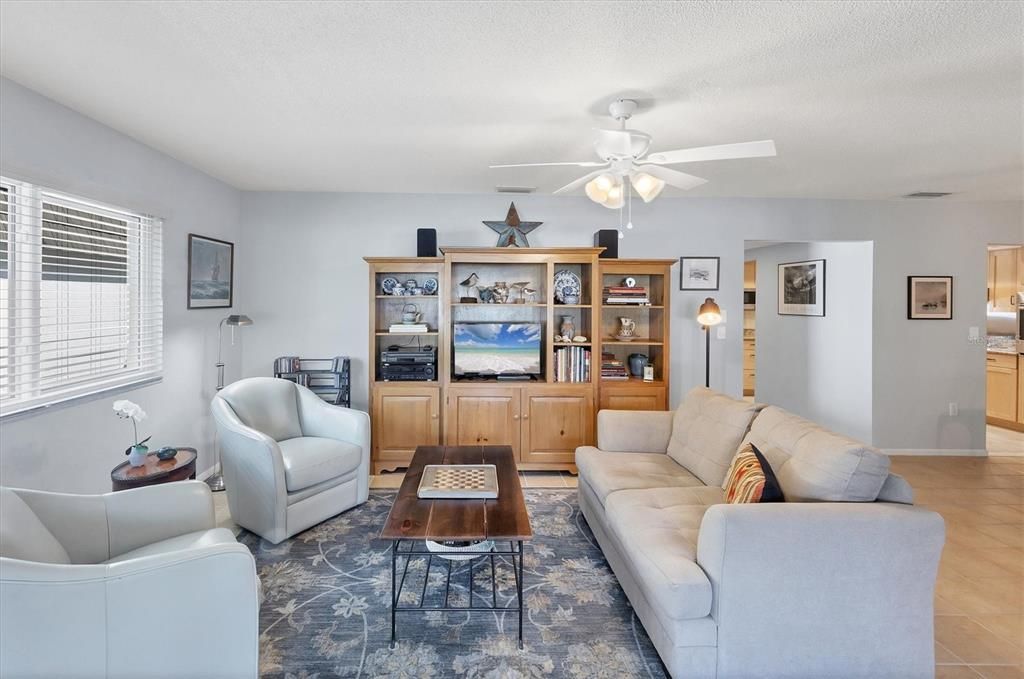 待售: $227,500 (2 贝兹, 2 浴室, 1372 平方英尺)