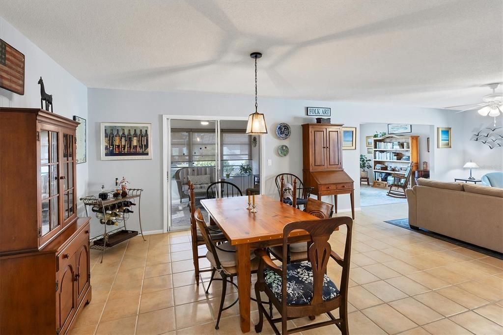 待售: $227,500 (2 贝兹, 2 浴室, 1372 平方英尺)