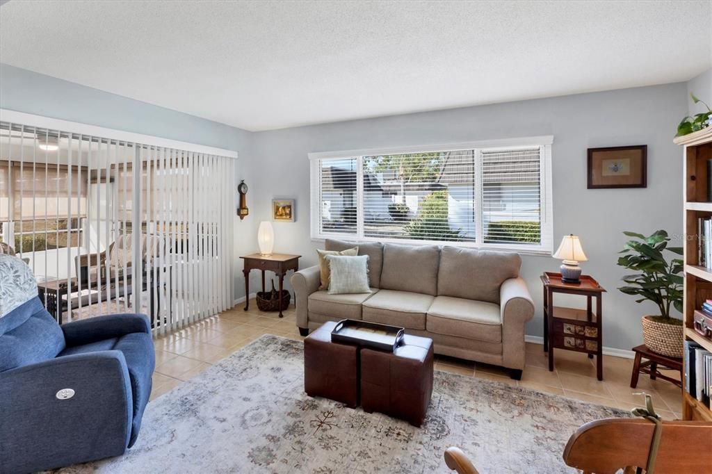 待售: $227,500 (2 贝兹, 2 浴室, 1372 平方英尺)