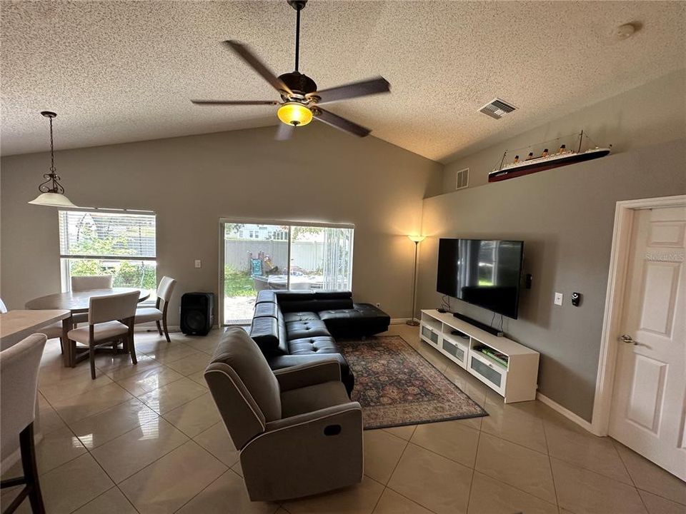 For Rent: $2,000 (3 beds, 2 baths, 1768 Square Feet)