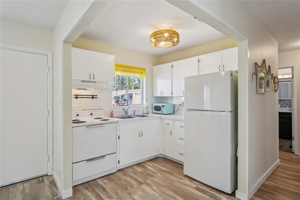 For Sale: $109,900 (2 beds, 1 baths, 744 Square Feet)