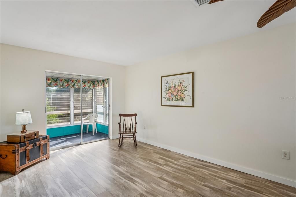 For Sale: $109,900 (2 beds, 1 baths, 744 Square Feet)