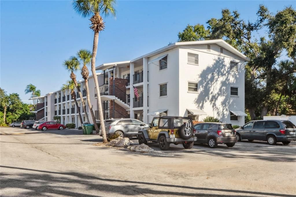 For Sale: $109,900 (2 beds, 1 baths, 744 Square Feet)