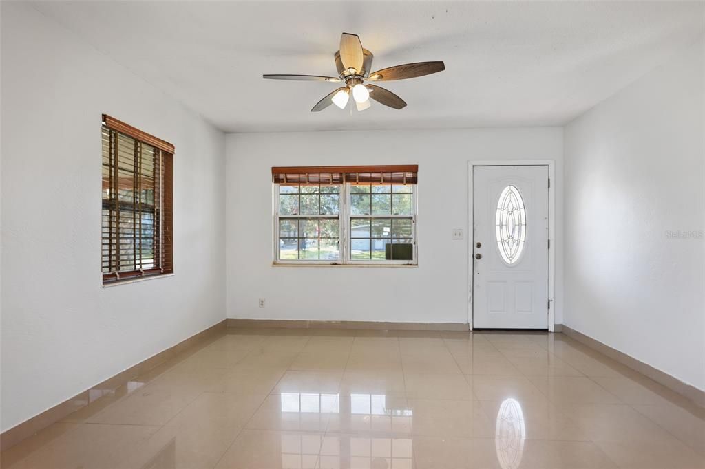 For Rent: $2,000 (2 beds, 1 baths, 907 Square Feet)