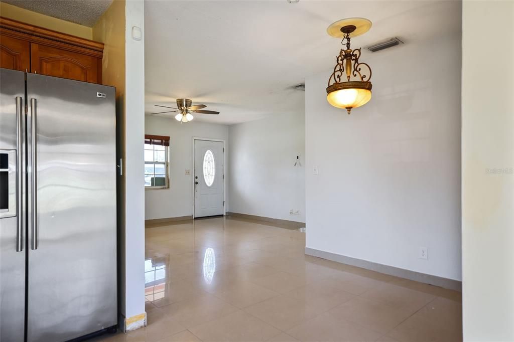 For Rent: $2,000 (2 beds, 1 baths, 907 Square Feet)