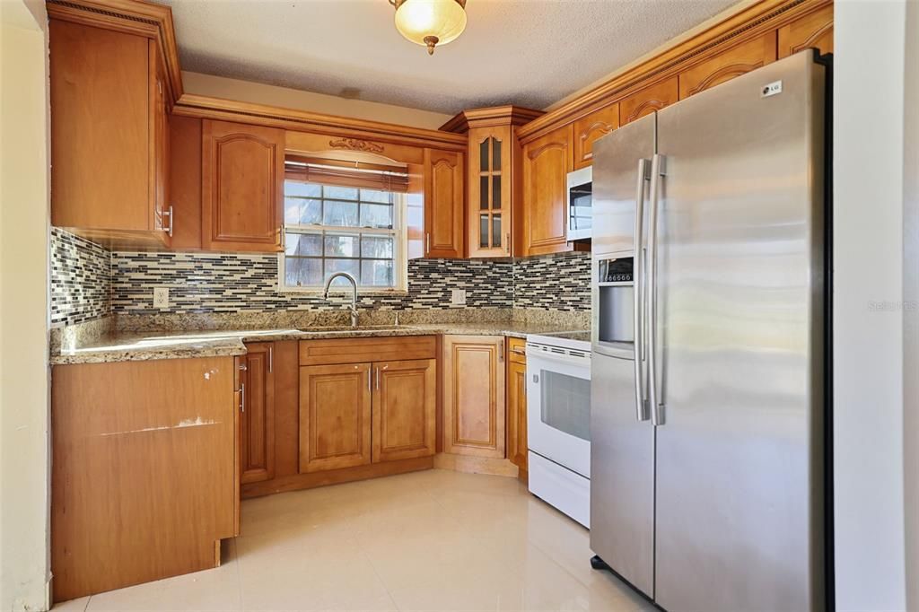 For Rent: $2,000 (2 beds, 1 baths, 907 Square Feet)