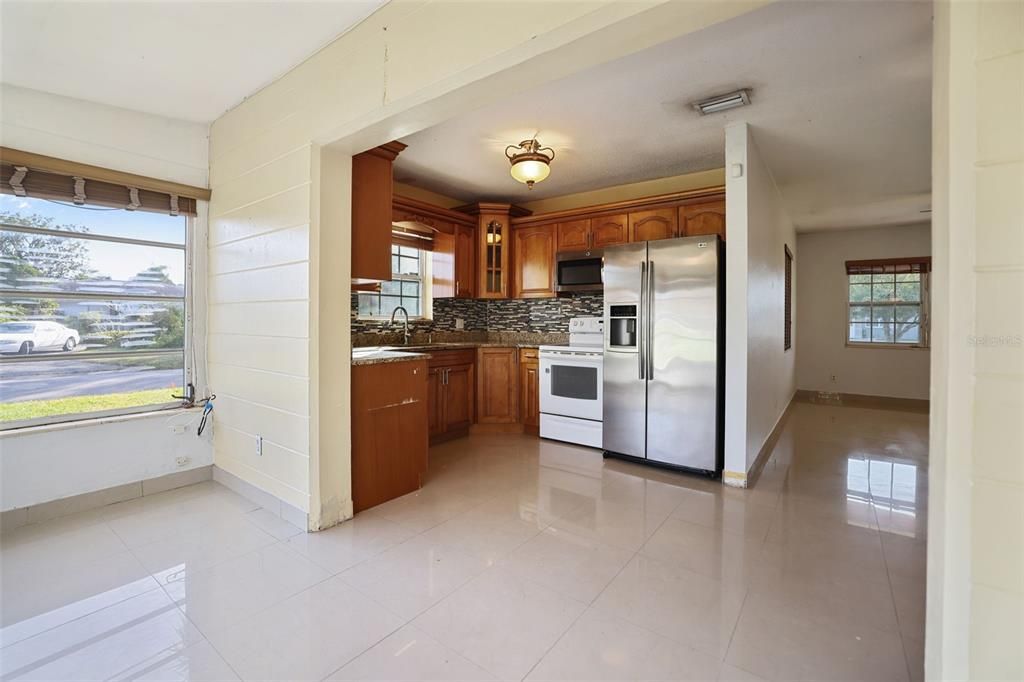 For Rent: $2,000 (2 beds, 1 baths, 907 Square Feet)