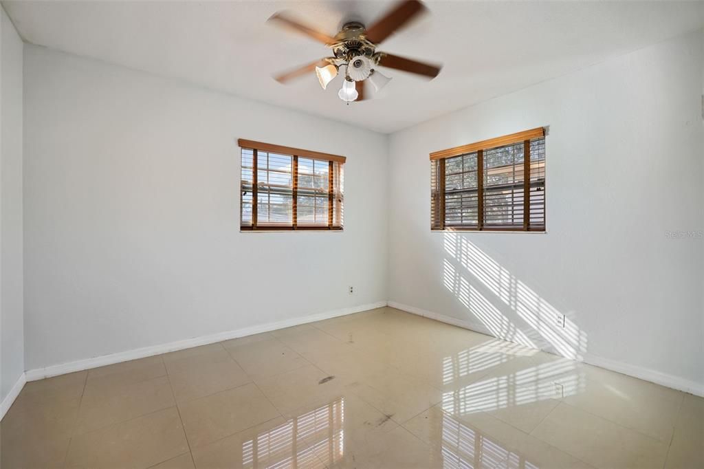 For Rent: $2,000 (2 beds, 1 baths, 907 Square Feet)