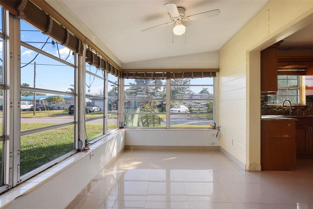 For Rent: $2,000 (2 beds, 1 baths, 907 Square Feet)