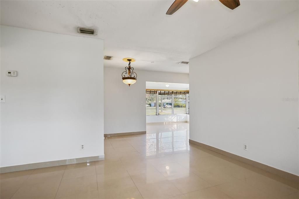 For Rent: $2,000 (2 beds, 1 baths, 907 Square Feet)