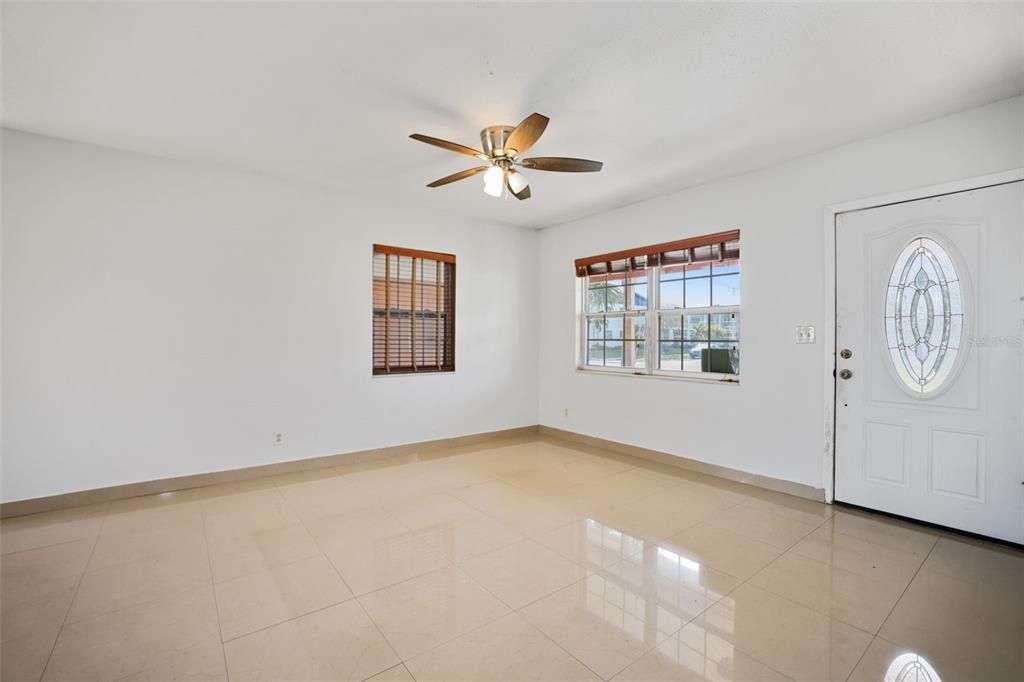 For Rent: $2,000 (2 beds, 1 baths, 907 Square Feet)