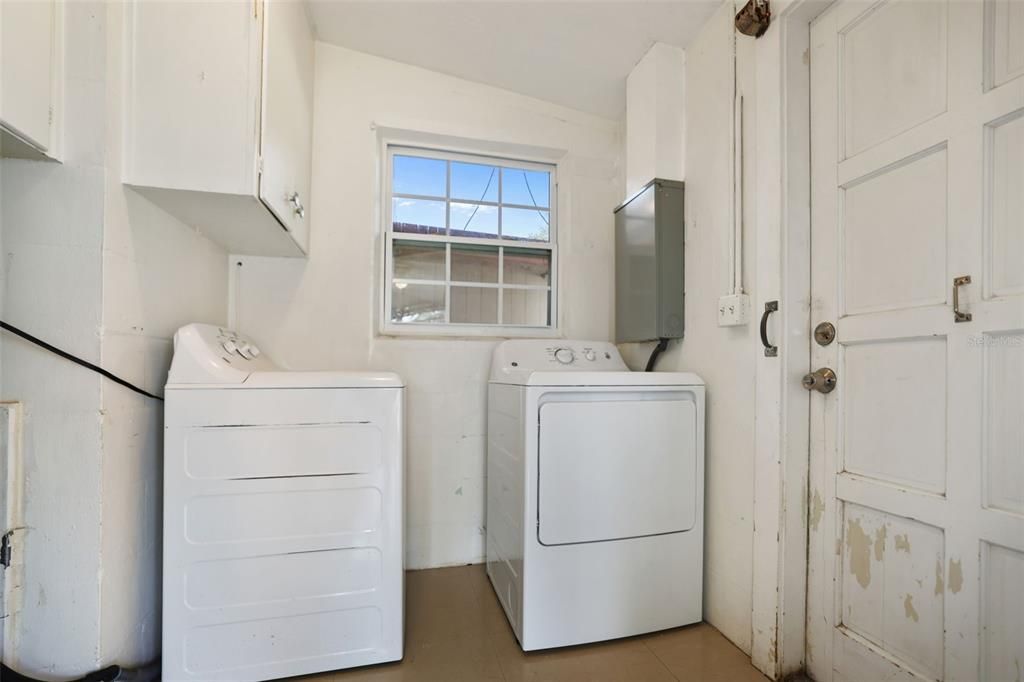 For Rent: $2,000 (2 beds, 1 baths, 907 Square Feet)