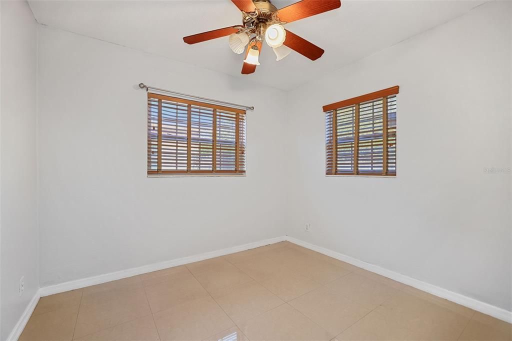 For Rent: $2,000 (2 beds, 1 baths, 907 Square Feet)