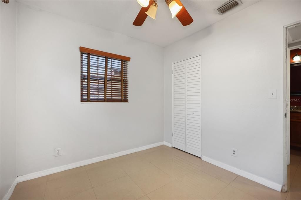 For Rent: $2,000 (2 beds, 1 baths, 907 Square Feet)